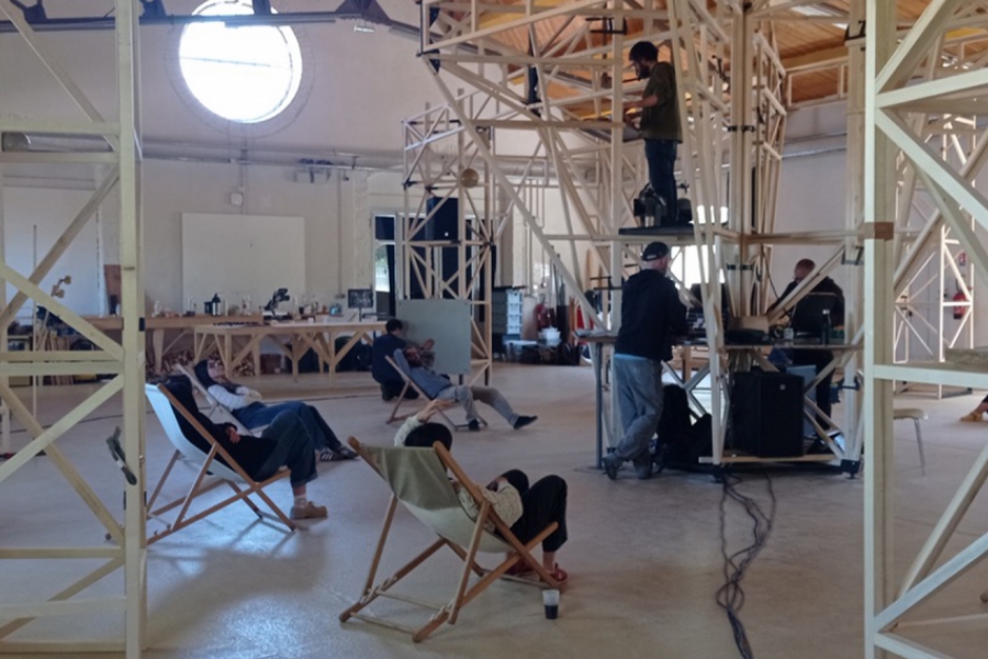 Dispositif sonore dans entouré de structures en bois