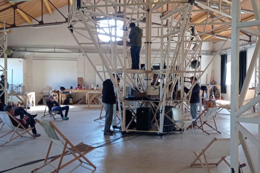 Dispositif sonore dans entouré de structures en bois