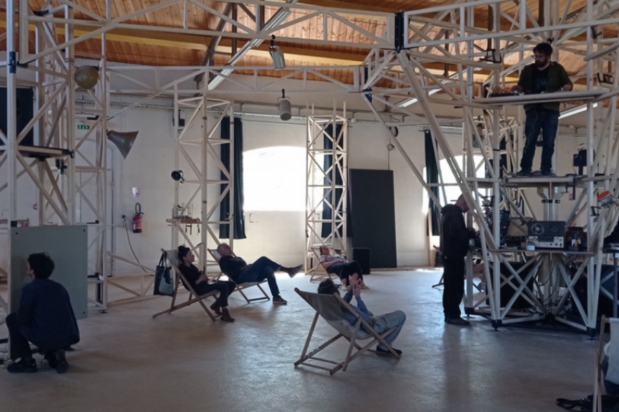 Dispositif sonore dans entouré de structures en bois
