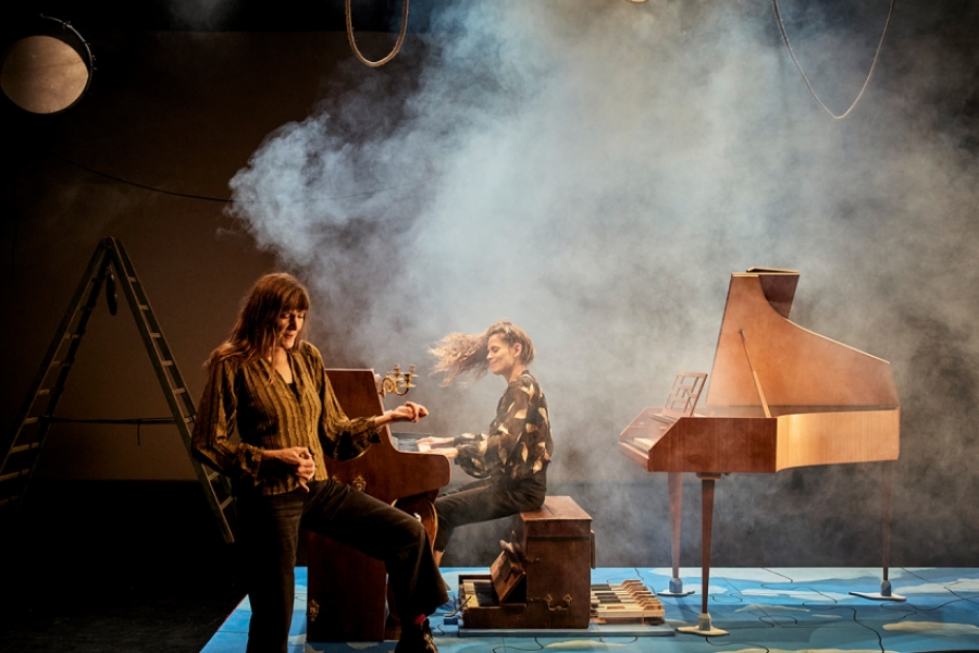 2 interprètes sur scène, l'une au piano et clavecin 