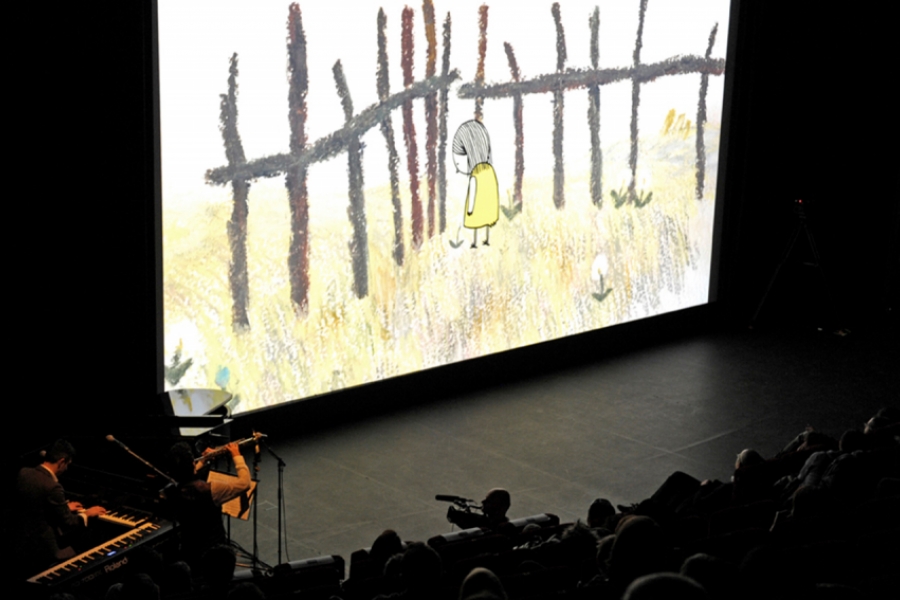 Salle de cinéma avec musiciens sur le côté