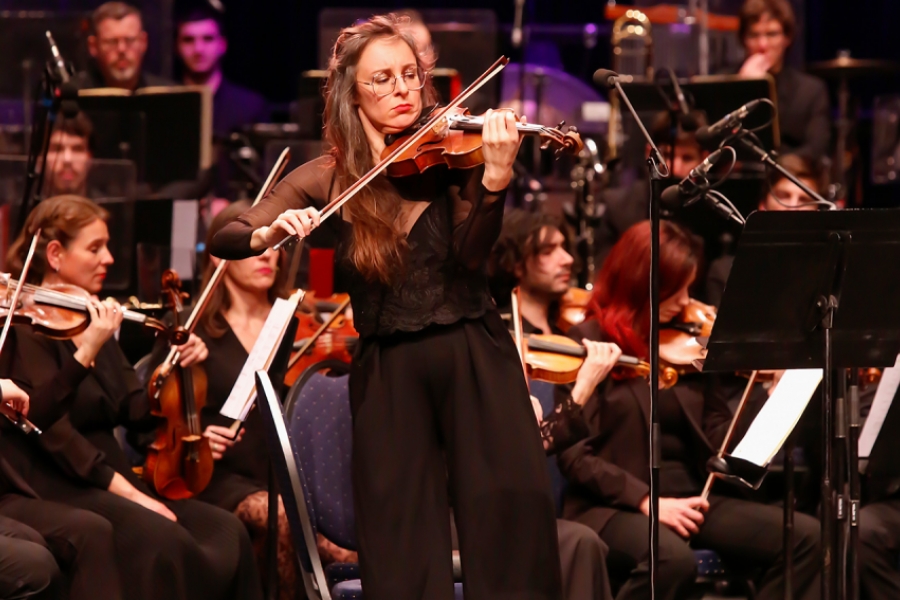 Photo de Gaelle-Anne Michel jouant devant l'orchestre