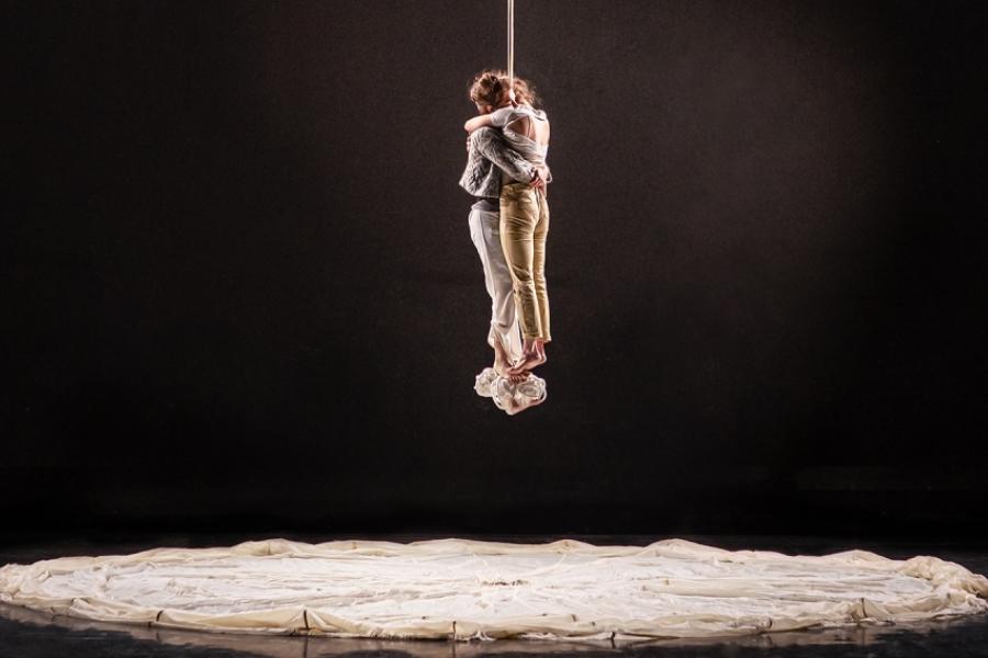 Deux danseuses suspendues à un fil s'enlacent 