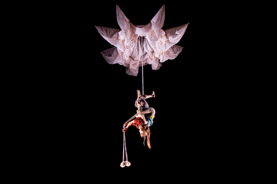 Une danseuse suspendue à un fil a la tête à l'envers