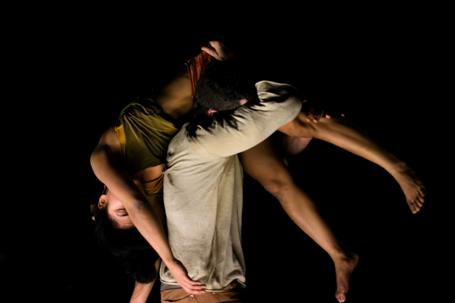 Un homme porte une femme sur ses épaules