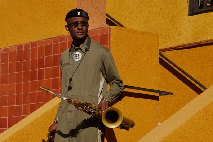 Portrait photo d'Isaiah Collier, musicien de jazz américain avec son saxophone 