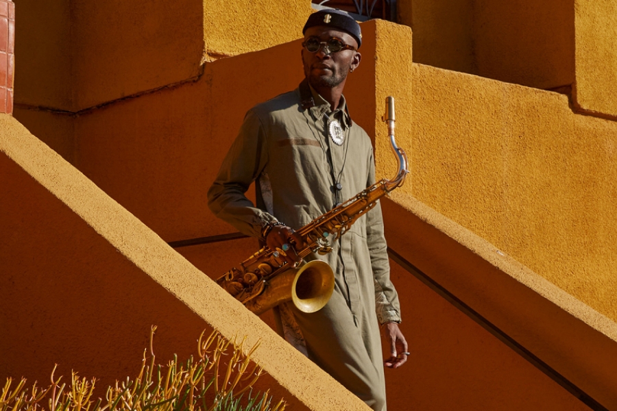 Portrait photo d'Isaiah Collier, musicien de jazz américain avec son saxophone 
