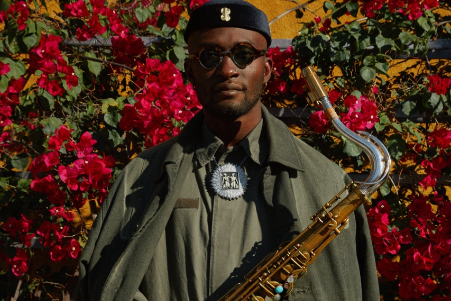 Portrait photo d'Isaiah Collier, musicien de jazz américain avec son saxophone 