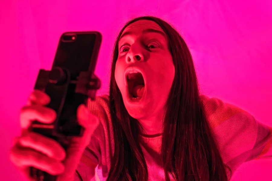 Une jeune fille se prend en photo avec son téléphone 