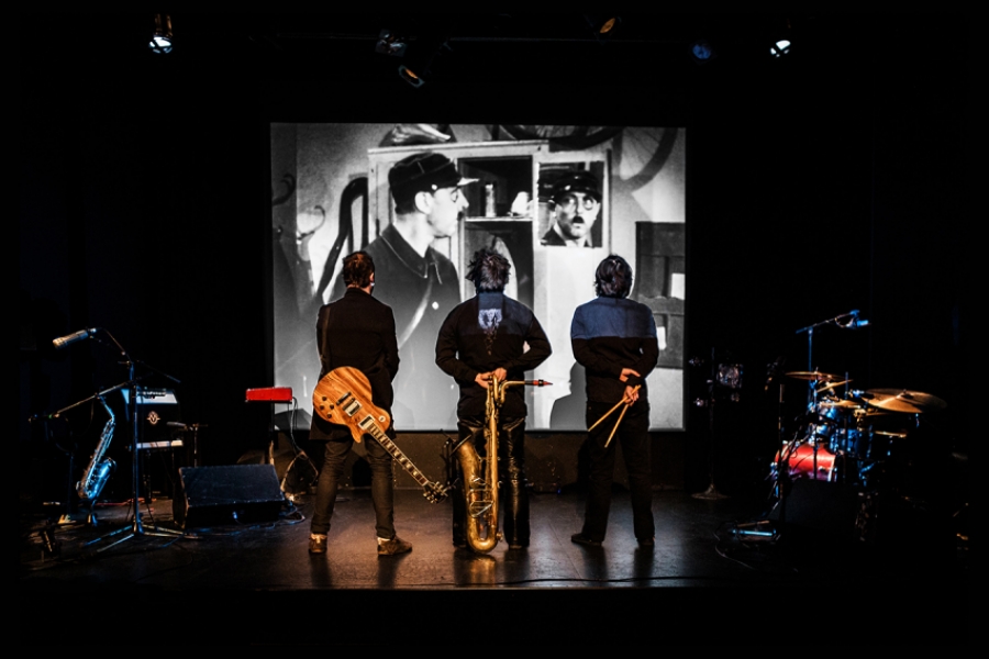 Musicien en face de l'écran de cinéma, avec leurs instruments