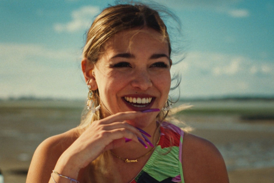 Femme dehors, en train de sourire