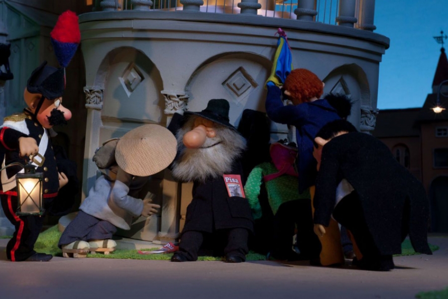 Des personnages au pied d'un monument