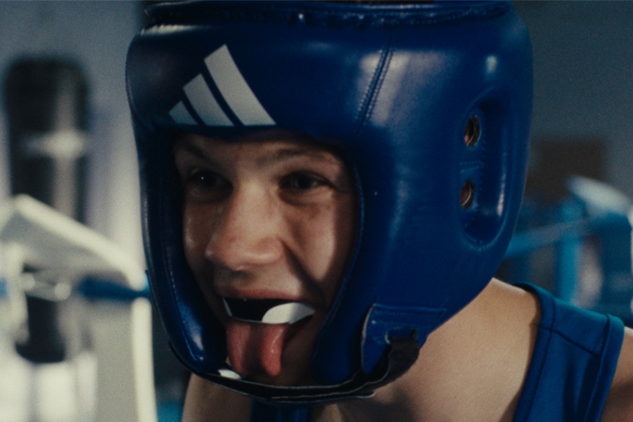 Personne qui tire la langue avec un casque de boxe