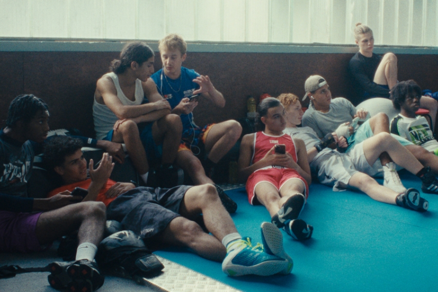 Adolescents dans un gymnase, assis