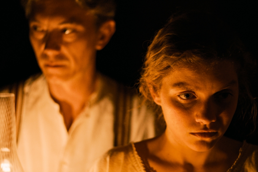 Un homme et une femme dans la pénombre