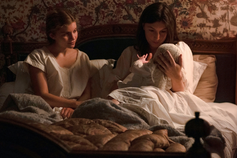 2 femmes dans un lit avec un bébé