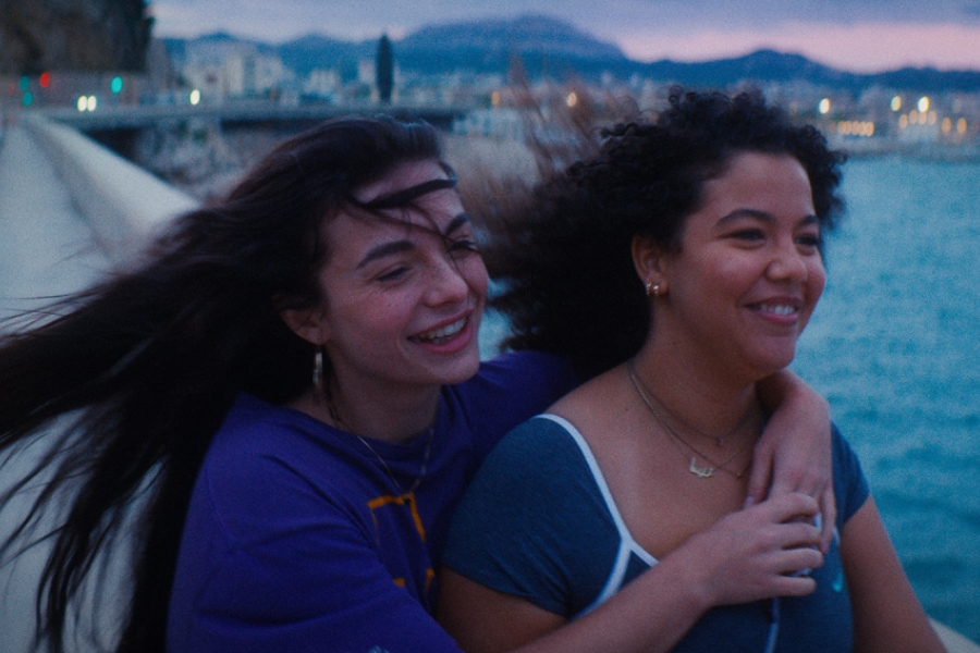 Deux filles en train de rire dans la rue