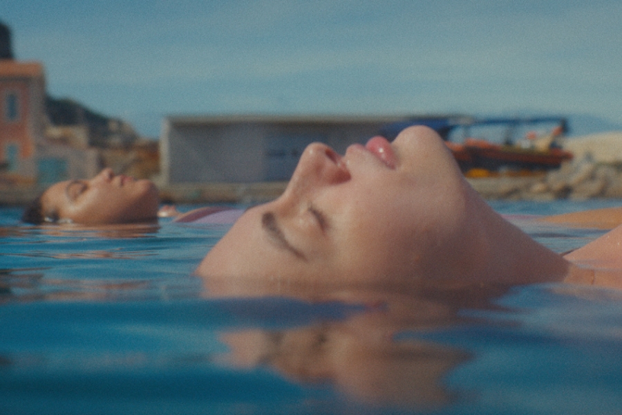 Deux filles en train de profiter de la piscine