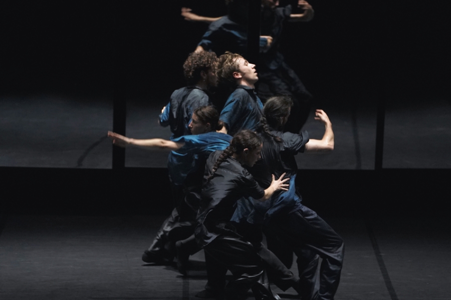 5 danseurs et danseuses courent en décalé dans des directions différentes, un miroir reflétant leur image derrière eux 