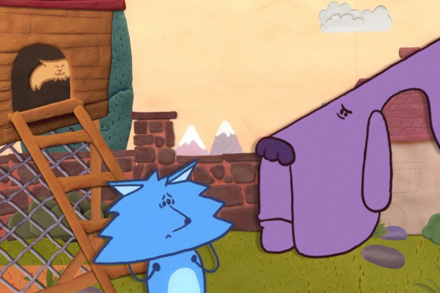 Un gros chien devant un petit loup