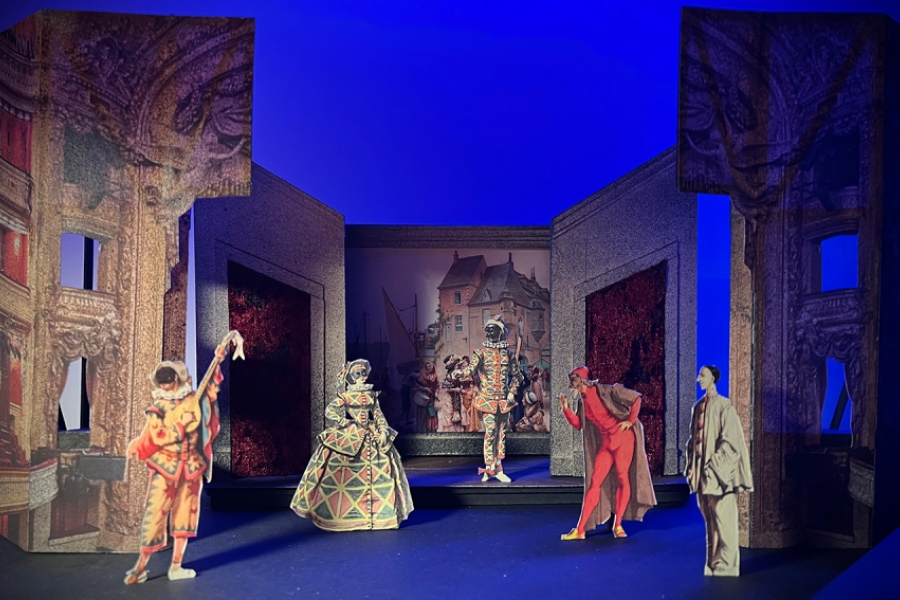 Photo de la maquette de l'opéra comique avec  les personnages d'Arlequin, Colombine