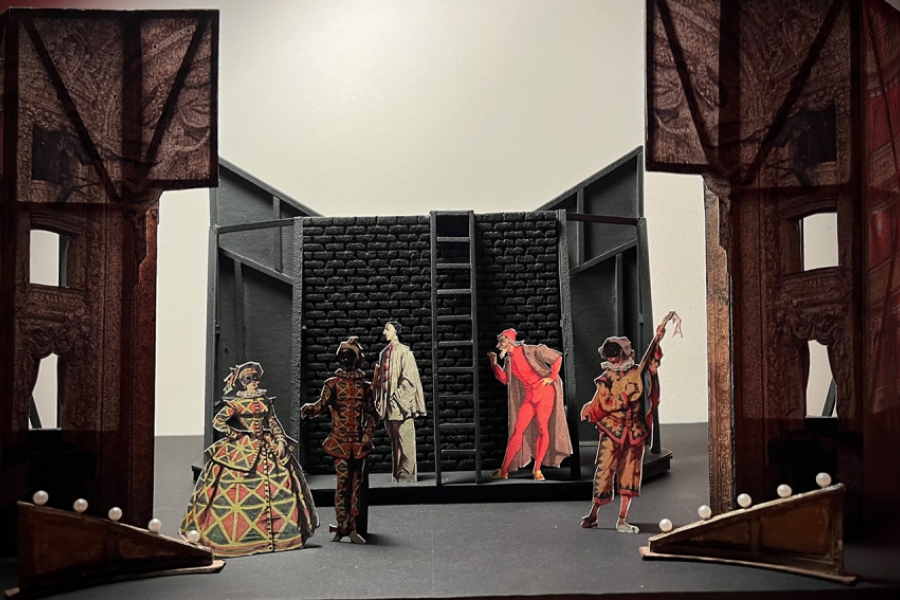 Photo de la maquette de l'opéra comique avec  les personnages d'Arlequin, Colombine
