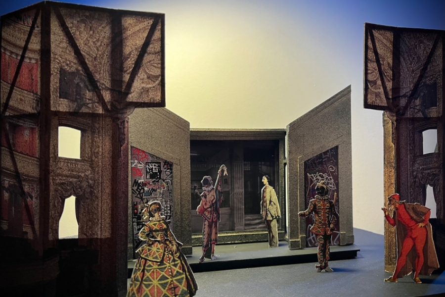 Photo de la maquette de l'opéra comique avec  les personnages d'Arlequin, Colombine