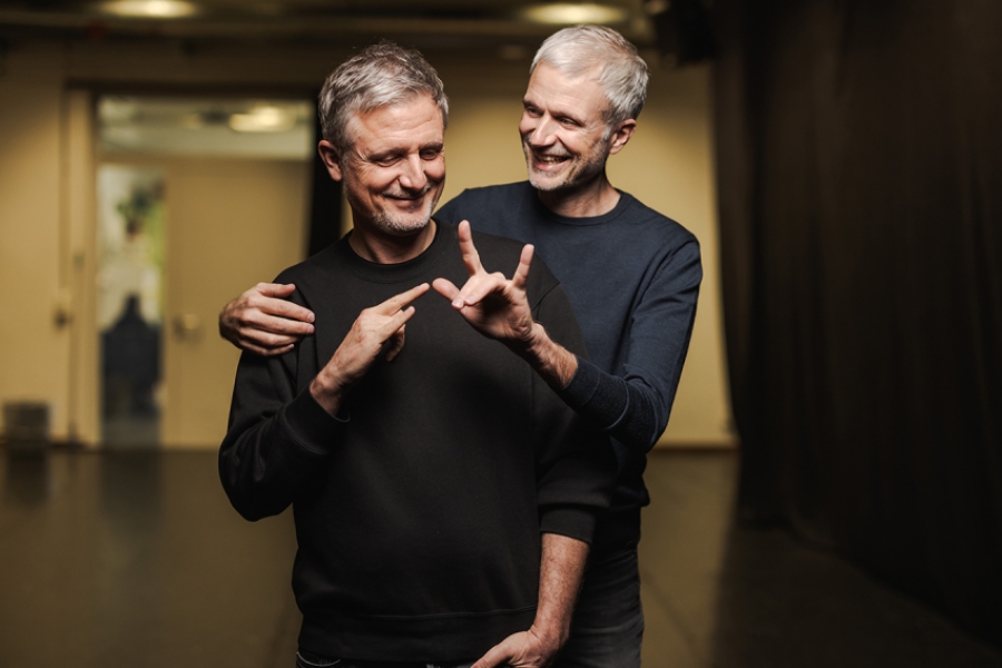 Photo portrait de Christian et François Gremaud échangeant en langue des signes