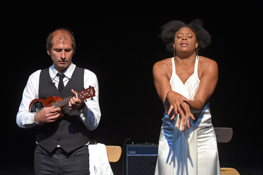 Ludmila en train d'interpréter une chanson avec David Lescot à côté