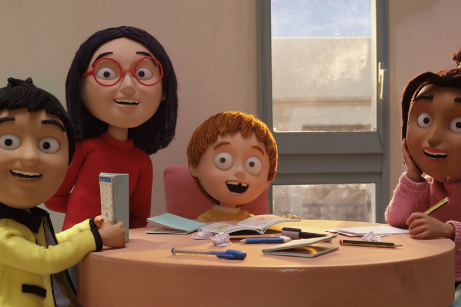 Des enfants à table enjoués