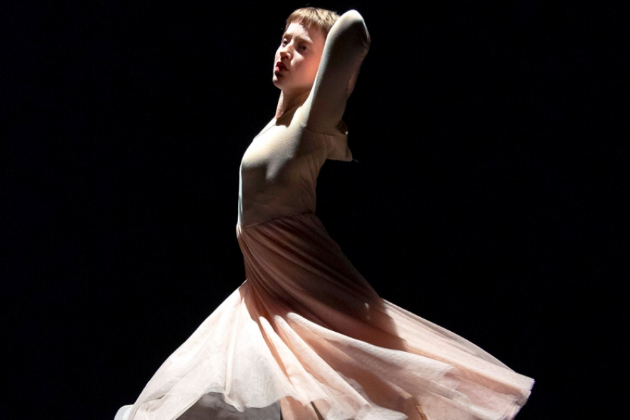Une danseuse danse sur scène 