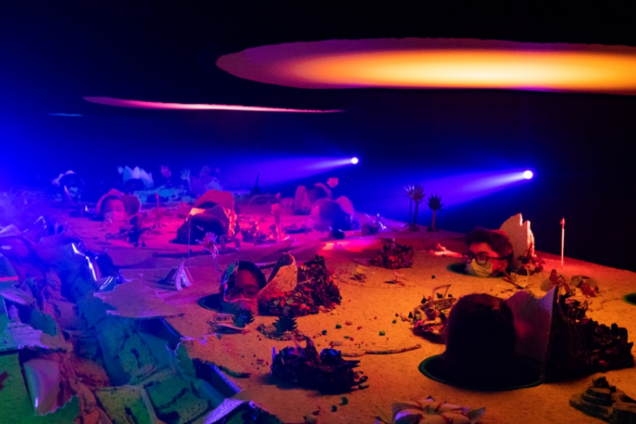 Photo de la maquette/décor du spectacle avec les têtes des enfants 