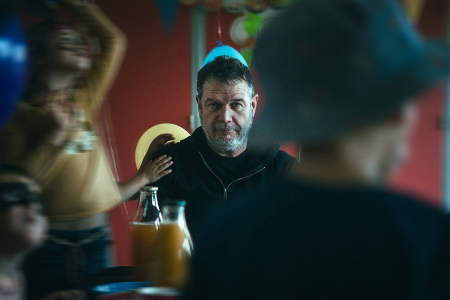 Interprète à une fête d'anniversaire, le regard noir