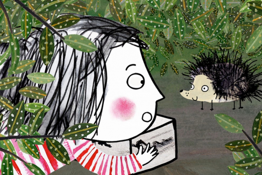 Une petite fille qui trouve un hérisson