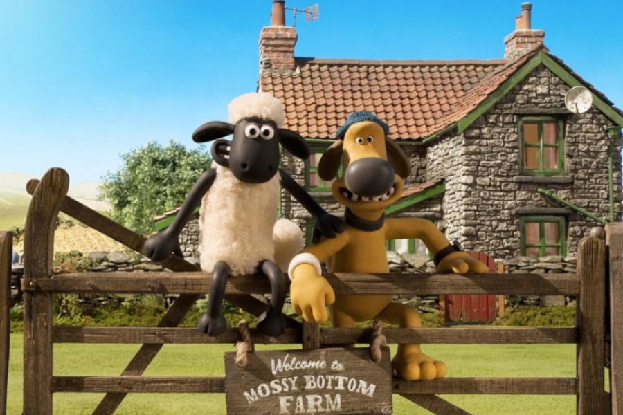 Shaun et le chien devant la ferme