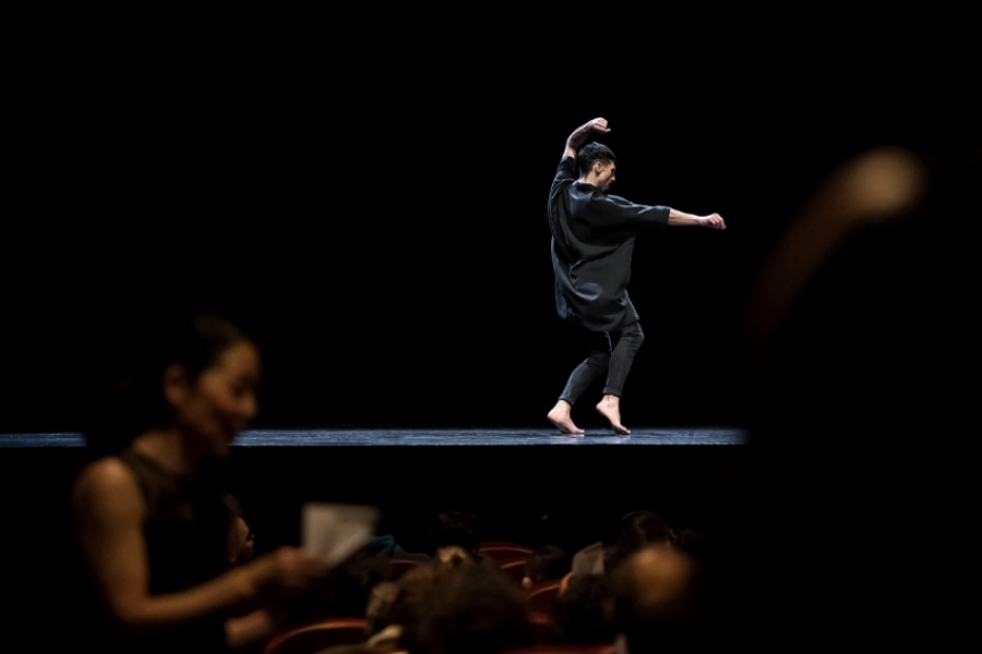 Un danseur danse sur scène 
