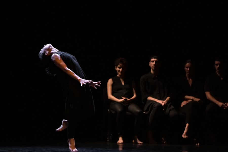 Une danseuse danse sur scène 