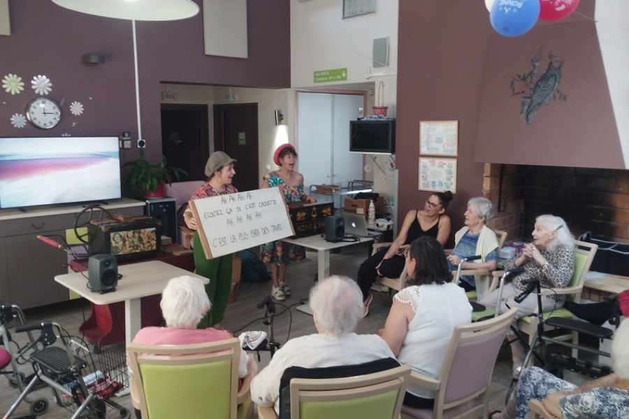 Résidents en EHPAD, en train de chanter 