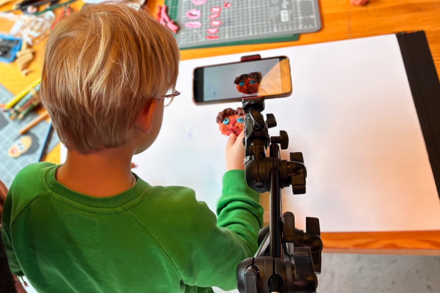 Enfant en train de filmer un personnage 