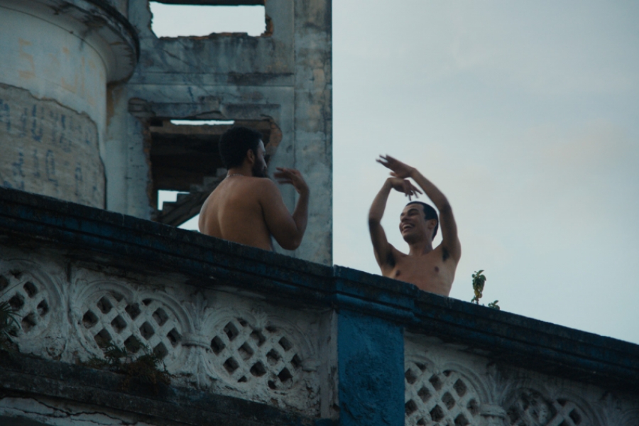 deux hommes sur un rooftop en train de danser