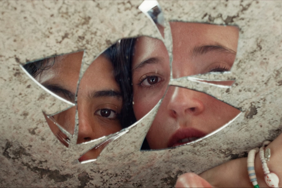 Deux filles devant un miroir brisé