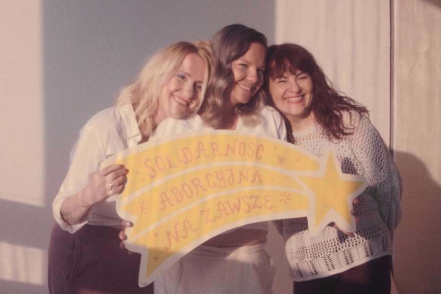 Groupe de trois femmes avec un le logo de solidarités pour les femmes