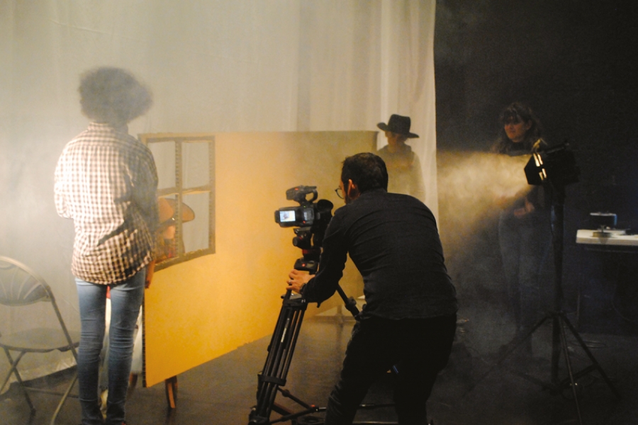 Groupe en train de créer un clip de western