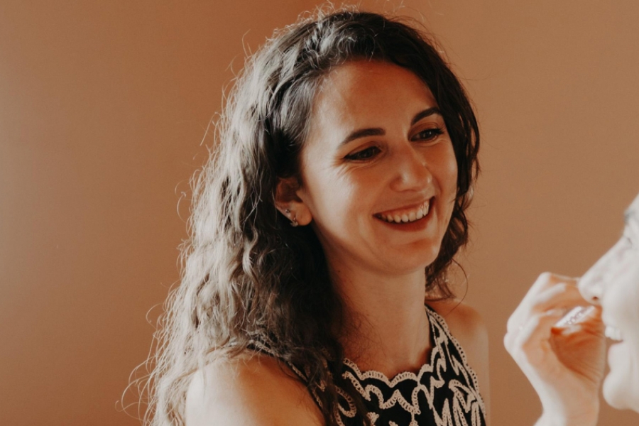 Charlène maquille une personne