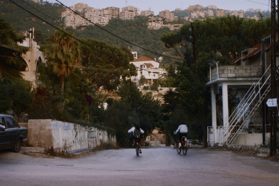 Enfants à bicyclette dans les rues