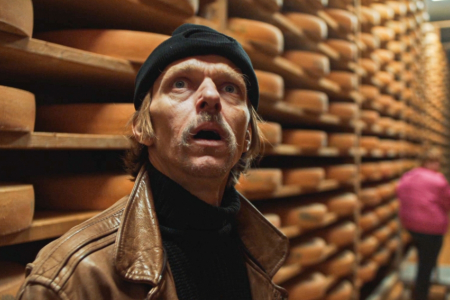 Homme estomaqué dans une cave de fromages