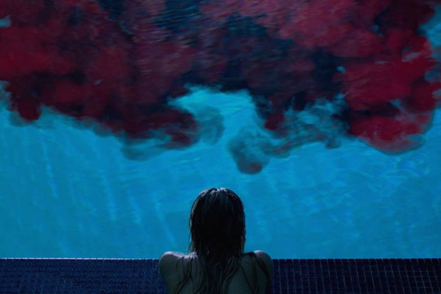 Fille regarde la piscine avec un nuage de sang