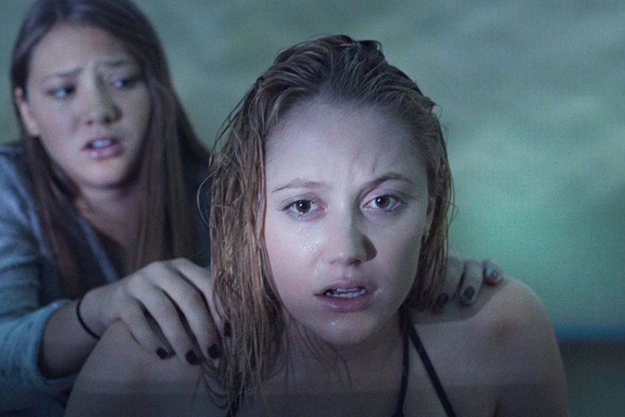deux femmes effrayées au bord d'une piscine