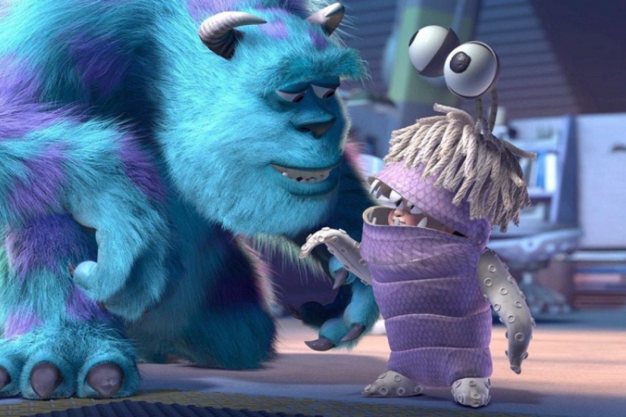 Petite fille déguisée en monstre, aux côtés d'un monstre