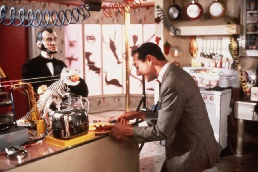 Homme dans un magasin de curiosités